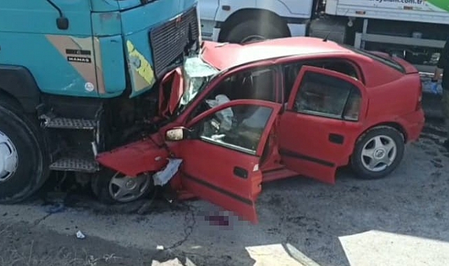 Otomobilin tırın altında kaldığı feci kazada 1 kişi hayatını kaybetti
