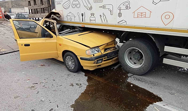 Pikabın kamyonetin altına girdiği kazada 1 kişi ağır yaralandı