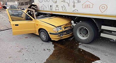 Pikabın kamyonetin altına girdiği kazada 1 kişi ağır yaralandı