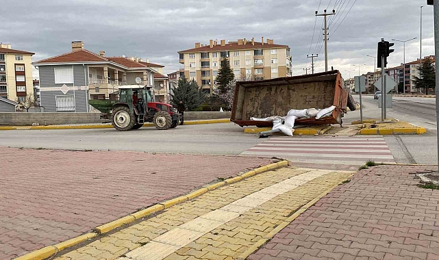 Seyir halindeki traktörden ayrılan römork refüje devrildi