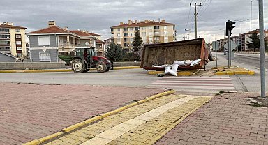 Seyir halindeki traktörden ayrılan römork refüje devrildi