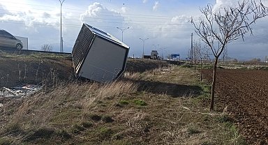 Tırla Hatay'a götürülen konteyneri şiddetli rüzgar devirdi