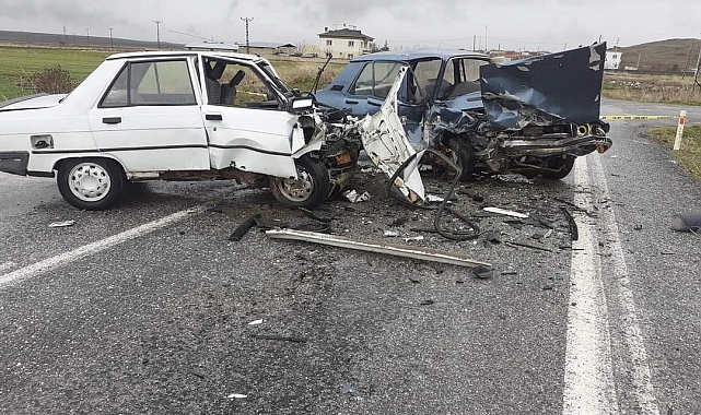 2 otomobilin kafa kafaya çarpıştığı kazada 1 kişi hayatını kaybetti
