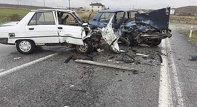 2 otomobilin kafa kafaya çarpıştığı kazada 1 kişi hayatını kaybetti