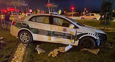 Aksaray'da polis aracı ile otomobil çarpıştı: 3'ü polis 6 yaralı