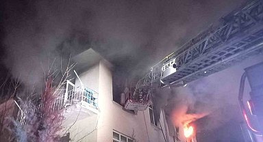 Alevlerin sardığı ev kullanılamaz hale geldi