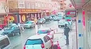 Boşanma aşamasındaki karısını, kızının yanında vurdu
