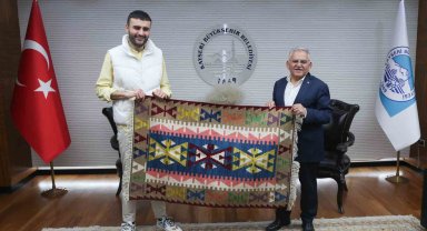 CZN Burak'tan Başkan Büyükkılıç'a ziyaret