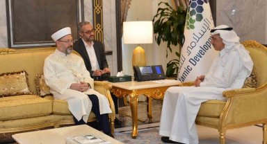 Diyanet İşleri Başkanı Erbaş, Cidde'de İslam Kalkınma Bankası Başkanı Al Jasser ile görüştü