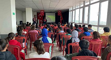 Jandarmadan öğrencilere 'güvenli internet kullanımı' bilgilendirmesi