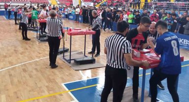 Karaman'da okul sporları yıldızlar bilek güreşi grup müsabakaları başladı