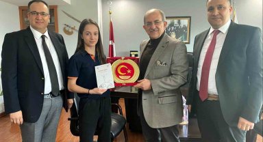 Kemal Tekden'den Avrupa Şampiyonu öğrencisine plaket