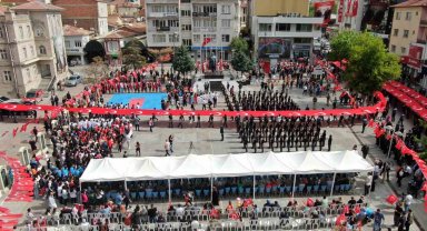 Aksaray'da 19 Mayıs 2 bin 100 kişinin taşıdığı 550 metrelik bayrakla kutlandı
