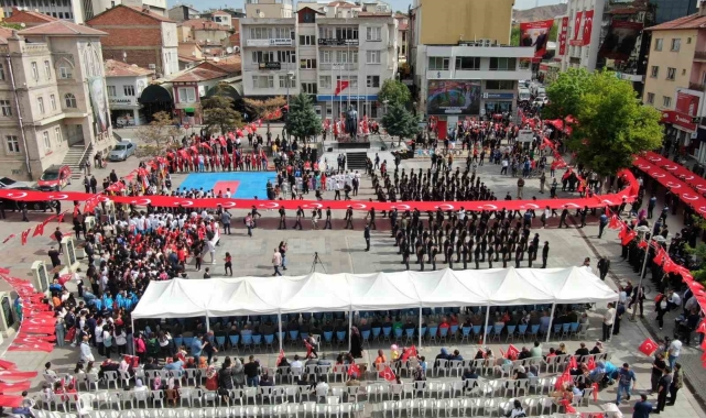 Aksaray'da 19 Mayıs 2 bin 100 kişinin taşıdığı 550 metrelik bayrakla kutlandı