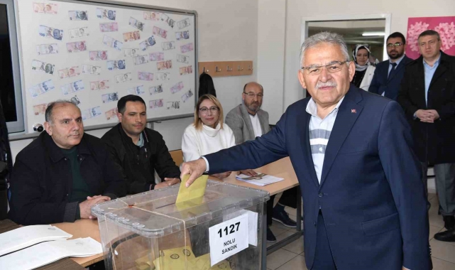 Başkan Büyükkılıç, eşi Necmiye Büyükkılıç ile oyunu kullandı