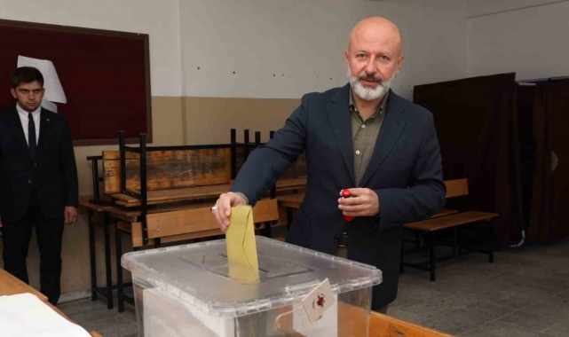 Başkan Çolakbayrakdar, oyunu ailesiyle birlikte kullandı