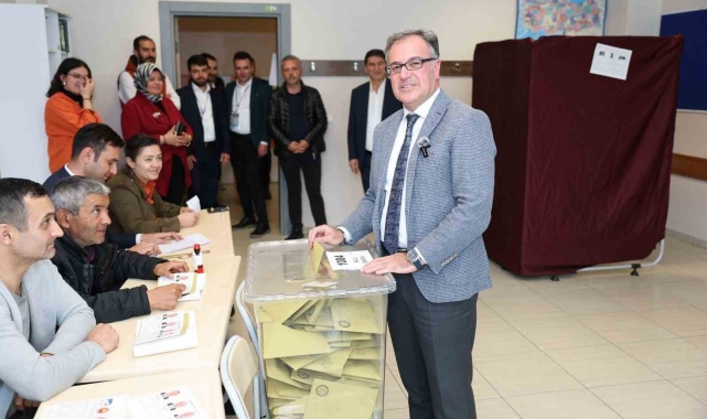 Başkan Özdoğan ailesiyle birlikte oyunu kullandı