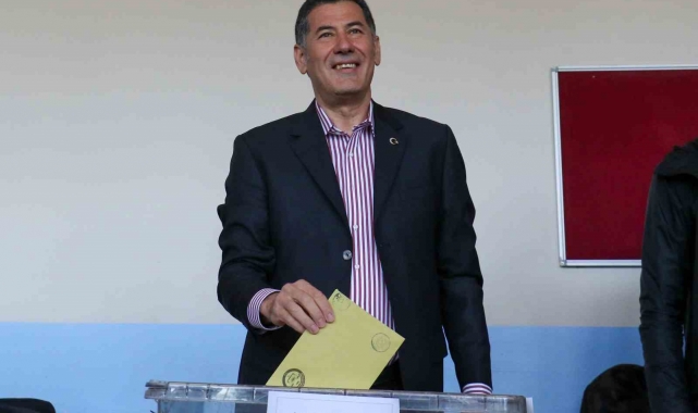 Cumhurbaşkanı adayı Sinan Oğan Ankara'da oyunu kullandı