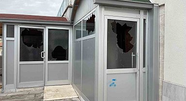 Karaman'da kaldırım taşıyla caminin camları ile şadırvanına hasar verildi
