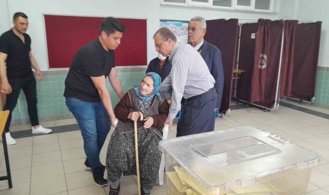 Konya'da 99 yaşındaki nine sandığa sandalyeyle getirildi
