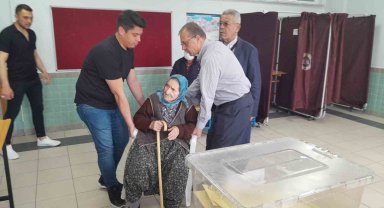 Konya'da 99 yaşındaki nine sandığa sandalyeyle getirildi