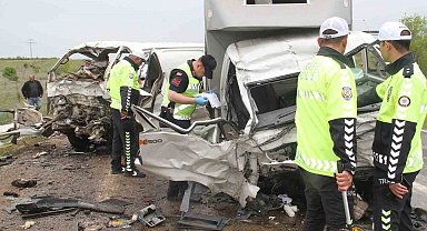 Konya'da kamyonetle minibüs çarpıştı: 2 ölü, 3 yaralı