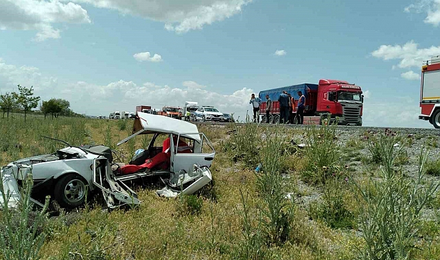 Konya'da otomobil tıra çarptı: 1 ölü
