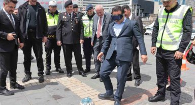 Kurşunlanan levhalar sergilendi, trafik güvenliğine dikkat çekildi