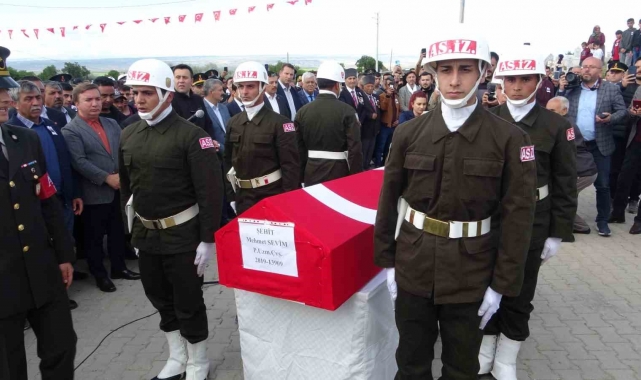 Şehit uzman çavuş gözyaşları arasında toprağa verildi