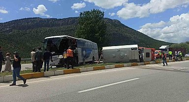 Seydişehir ilçesinde yolcu otobüsü ile temizlik aracı çarpıştı: 1 ölü, 15 yaralı