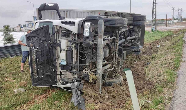 Ereğli'de kontrolden çıkan kamyon devrildi