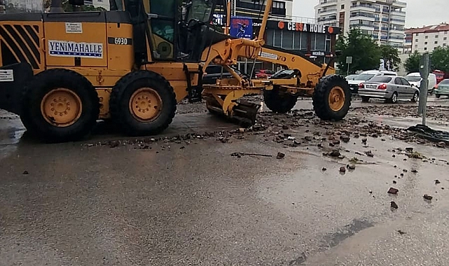 Yenimahalle'de kuvvetli sağanak mesaisi