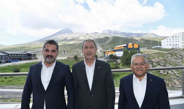 Akar ile Büyükkılıç, Erciyes Yüksek İrtifa Kamp Merkezi'nde incelemelerde bulundu