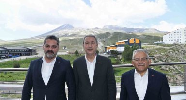 Akar ile Büyükkılıç, Erciyes Yüksek İrtifa Kamp Merkezi'nde incelemelerde bulundu