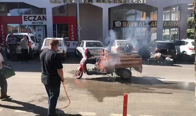 Alev alev yanan motosiklete hortumla müdahale ettiler