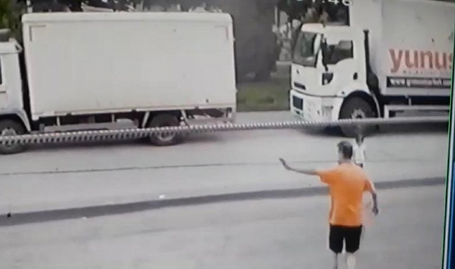 Araçların arasından geçmeye çalışan çocuğu esnaf ezilmekten kurtardı