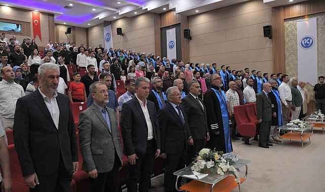 Başkan Büyükkılıç, Develi'de mezun öğrencilerin sevinçlerine ortak oldu