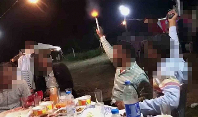Düğünde onlarca kişinin içinde havaya böyle ateş açtılar