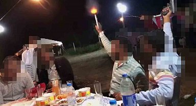 Düğünde onlarca kişinin içinde havaya böyle ateş açtılar
