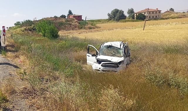 Konya'da hafif ticari araç araziye devrildi: 4 yaralı