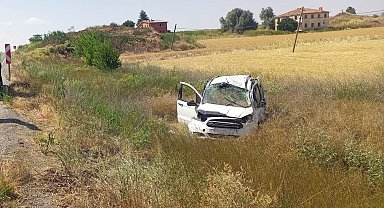 Konya'da hafif ticari araç araziye devrildi: 4 yaralı