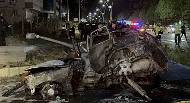 Niğde'de otomobil yayaya çarptıktan sonra yandı: 3 ölü