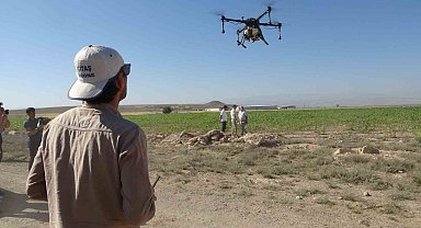 Niğde'de tarlalar dron ile ilaçlanıyor