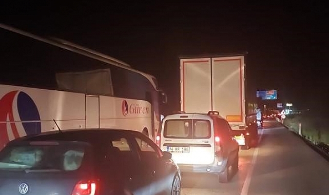 TEM Otoyolu'ndaki heyelan sebebiyle Ankara-İstanbul yolu trafiğe kapandı