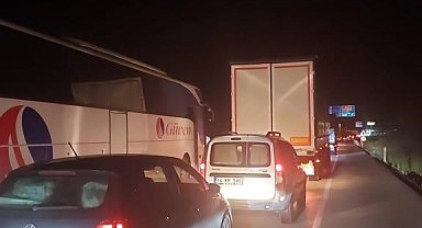 TEM Otoyolu'ndaki heyelan sebebiyle Ankara-İstanbul yolu trafiğe kapandı
