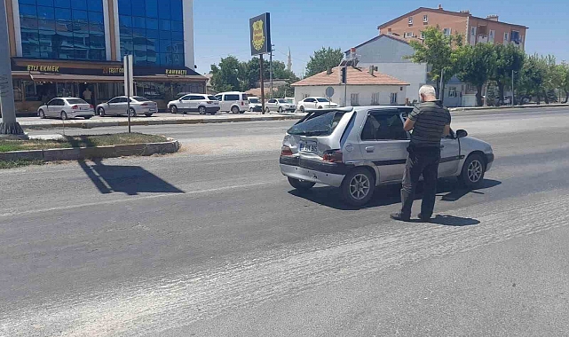 Tır kırmızı ışıkta bekleyen otomobile çarptı: 3 yaralı