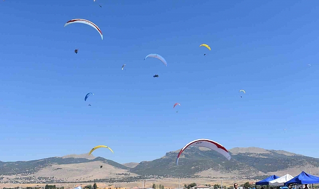 Aksaray'dan atlayan paraşütçüler Karapınar semalarını renklendirdi