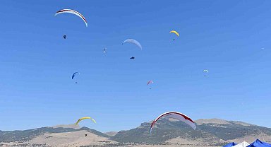 Aksaray'dan atlayan paraşütçüler Karapınar semalarını renklendirdi