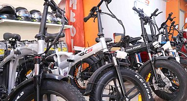 Elektrikli araç satışı yapan esnaf siparişlere yetişemiyor