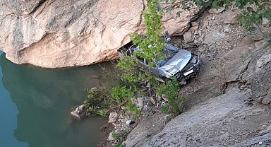 Karaman'da Kamyonet Kontrolden Çıkıp Göksu Nehrine Uçtu: 1 Ölü, 1 Yaralı
